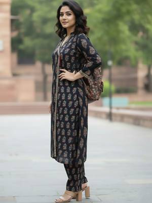 Women Ethnic Motifs Printed Angrakha  Cotton Kurta with Trousers 5