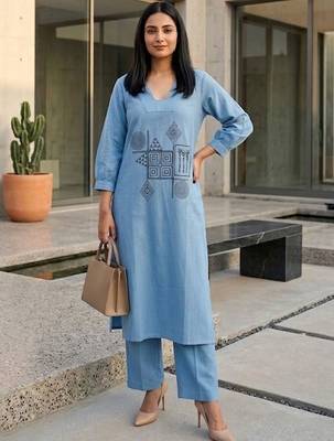 Women Embroidered Regular Thread Work Kurta with Trousers 1