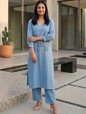 Women Embroidered Regular Thread Work Kurta with Trousers 5