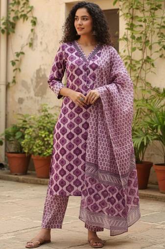 Women Printed Regular Thread Work  Cotton Kurta with Trousers & With Dupatta