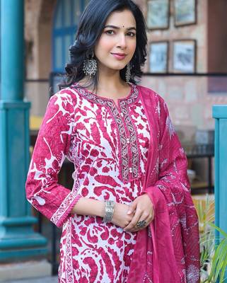 Floral Printed Round Neck Straight Kurta With Trousers & Dupatta 2