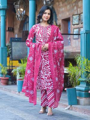 Floral Printed Round Neck Straight Kurta With Trousers & Dupatta 1