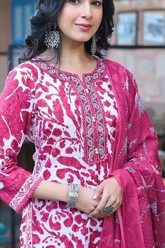 Floral Printed Round Neck Straight Kurta With Trousers & Dupatta