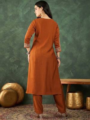 Women Ethnic Motifs Embroidered Regular Thread Work Kurta with Trousers 3