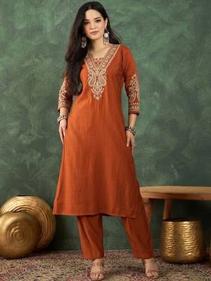 Women Ethnic Motifs Embroidered Regular Thread Work Kurta with Trousers 4