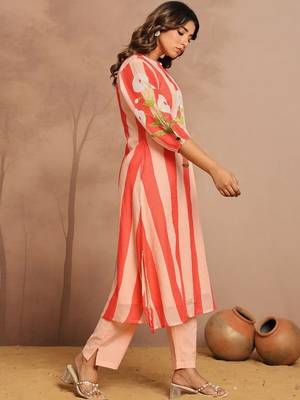 Women Printed Regular Kurta with Trousers 2