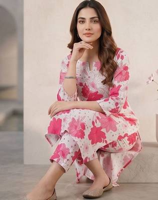 Women Floral Printed Regular Kurta with Trousers 1