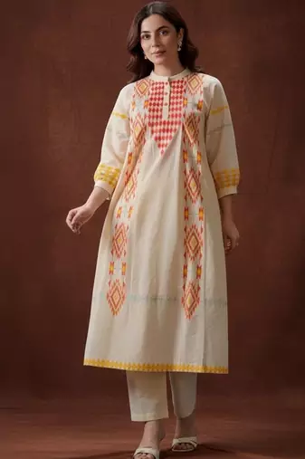 Women Printed Regular Kurta with Trousers