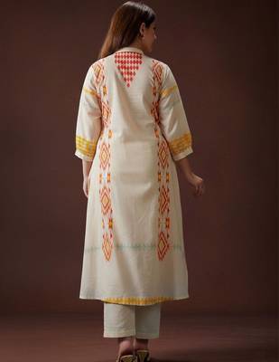 Women Printed Regular Kurta with Trousers 5