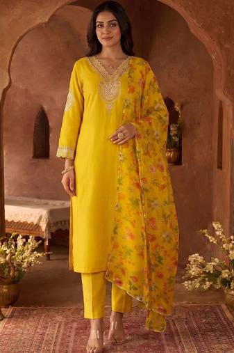 Women Floral Embroidered Regular Kurta with Trousers & With Dupatta