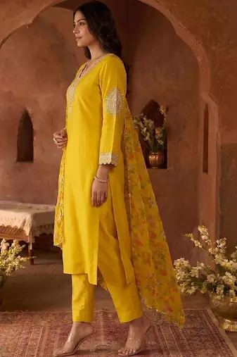 Women Floral Embroidered Regular Kurta with Trousers & With Dupatta