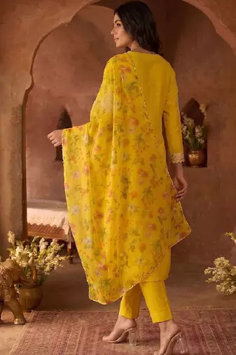 Women Floral Embroidered Regular Kurta with Trousers & With Dupatta