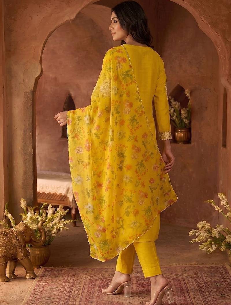 Women Floral Embroidered Regular Kurta with Trousers & With Dupatta
