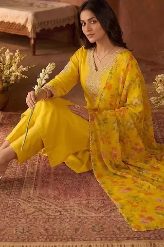 Women Floral Embroidered Regular Kurta with Trousers & With Dupatta