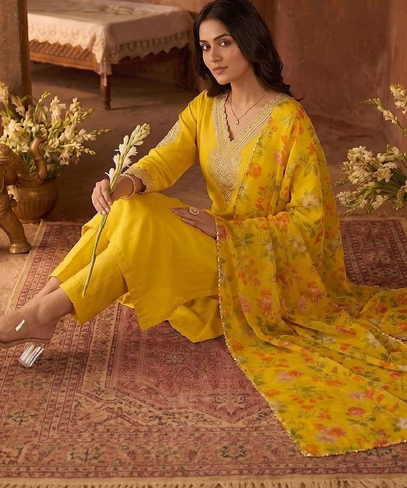 Women Floral Embroidered Regular Kurta with Trousers & With Dupatta