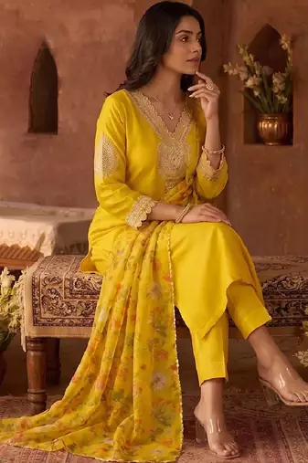 Women Floral Embroidered Regular Kurta with Trousers & With Dupatta