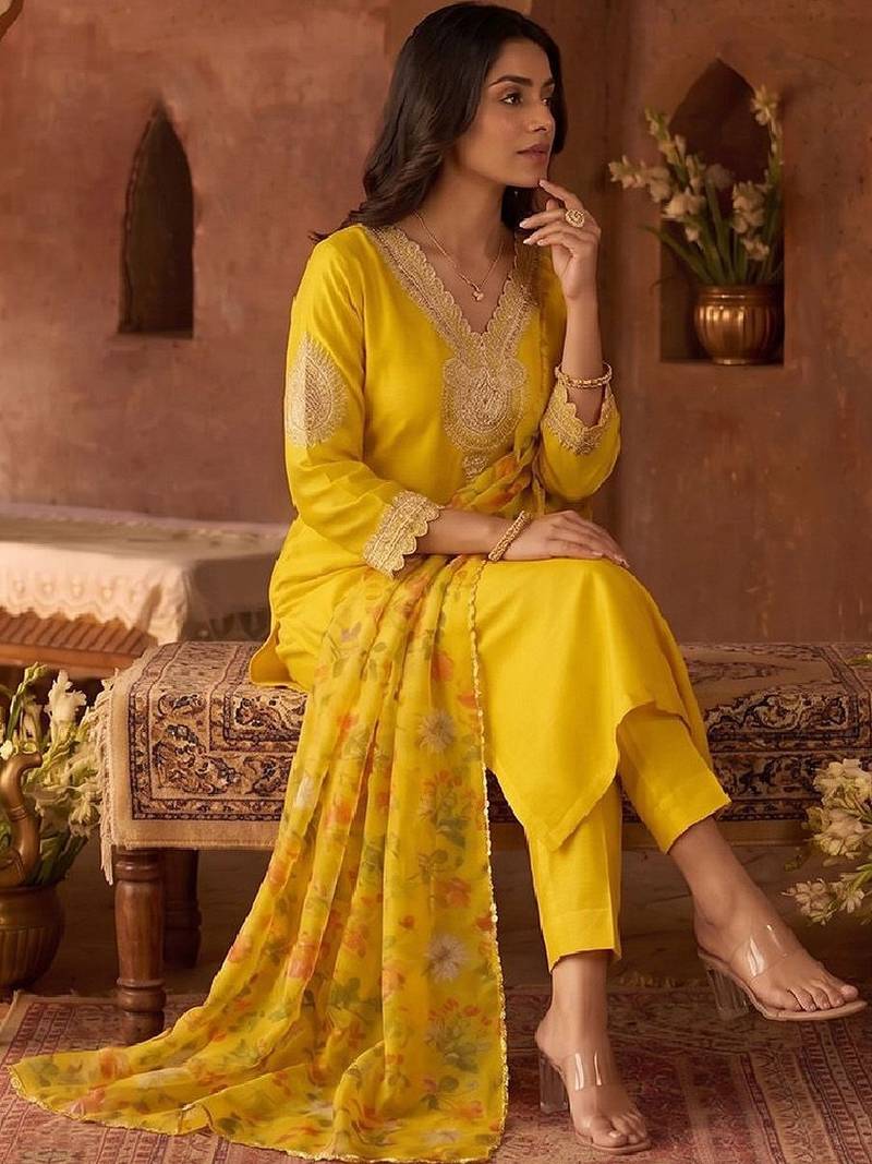 Women Floral Embroidered Regular Kurta with Trousers & With Dupatta