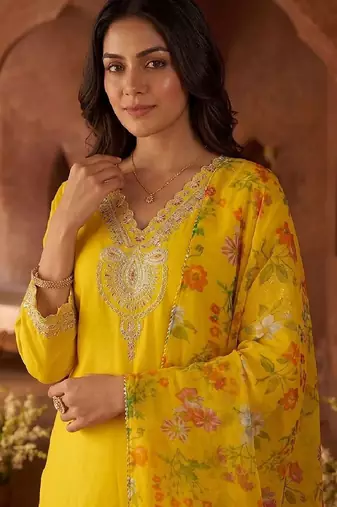 Women Floral Embroidered Regular Kurta with Trousers & With Dupatta