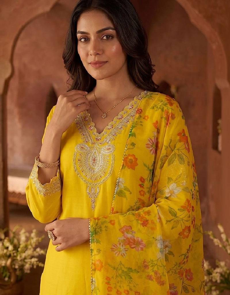 Women Floral Embroidered Regular Kurta with Trousers & With Dupatta