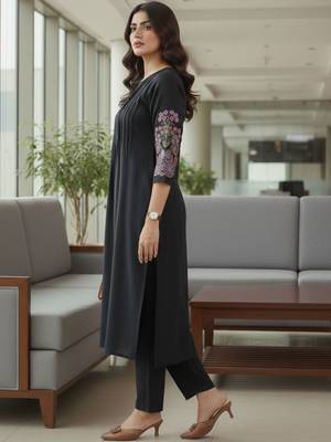 Women Ethnic Motifs Embroidered Panelled Thread Work Kurta with Trousers 2
