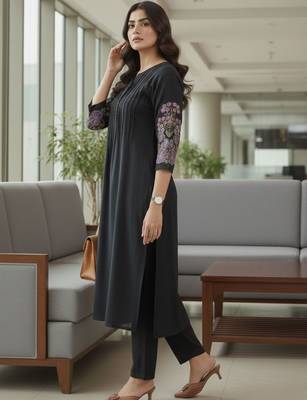 Women Ethnic Motifs Embroidered Panelled Thread Work Kurta with Trousers 4
