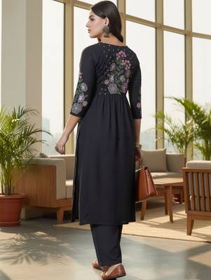 Women Ethnic Motifs Embroidered Panelled Thread Work Kurta with Trousers 7
