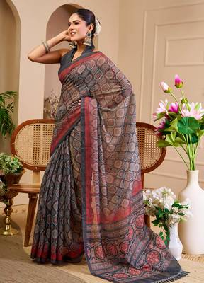 Grey shimmer printed zari saree with unstitched blouse piece. 2
