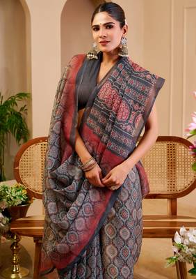 Grey shimmer printed zari saree with unstitched blouse piece. 3