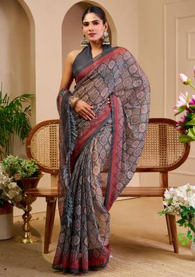 Grey shimmer printed zari saree with unstitched blouse piece. 4