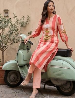 Women Floral Printed Regular Kurta with Trousers 1