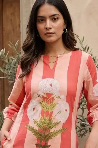 Women Floral Printed Regular Kurta with Trousers