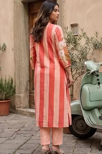 Women Floral Printed Regular Kurta with Trousers