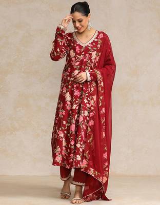 Women Floral Printed Regular Beads and Stones  Cotton Kurta with Trousers & With Dupatta 2