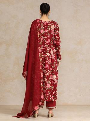 Women Floral Printed Regular Beads and Stones  Cotton Kurta with Trousers & With Dupatta 5