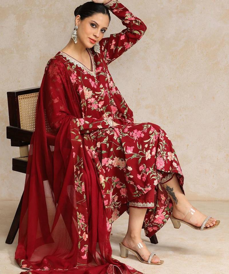 Women Floral Printed Regular Beads and Stones  Cotton Kurta with Trousers & With Dupatta