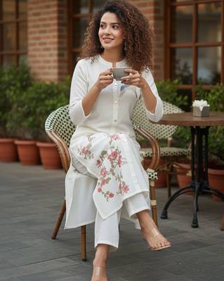Women Floral Embroidered Regular Thread Work Kurta with Trousers 4