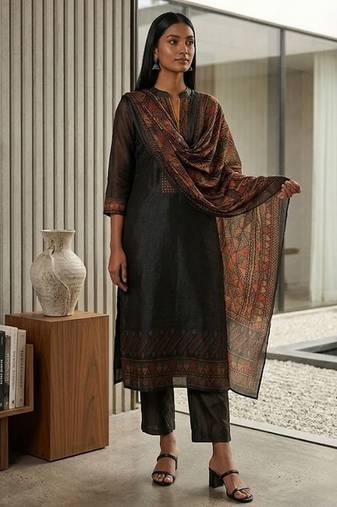 Women Geometric Printed Mandarin Collar Regular Kurta & Trousers With Dupatta