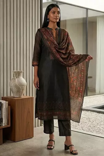 Women Geometric Printed Mandarin Collar Regular Kurta & Trousers With Dupatta