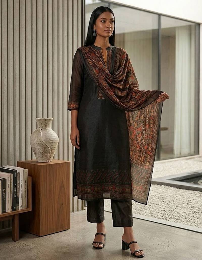 Women Geometric Printed Mandarin Collar Regular Kurta & Trousers With Dupatta