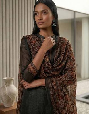 Women Geometric Printed Mandarin Collar Regular Kurta & Trousers With Dupatta 2