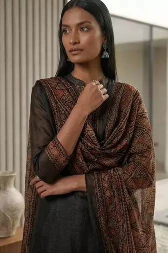 Women Geometric Printed Mandarin Collar Regular Kurta & Trousers With Dupatta