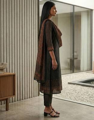 Women Geometric Printed Mandarin Collar Regular Kurta & Trousers With Dupatta 3