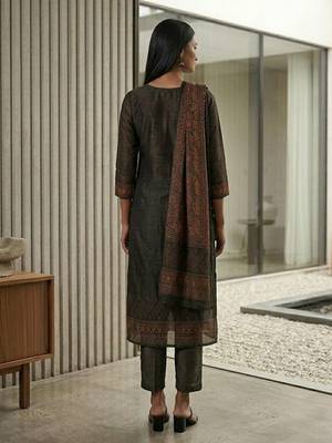 Women Geometric Printed Mandarin Collar Regular Kurta & Trousers With Dupatta 4