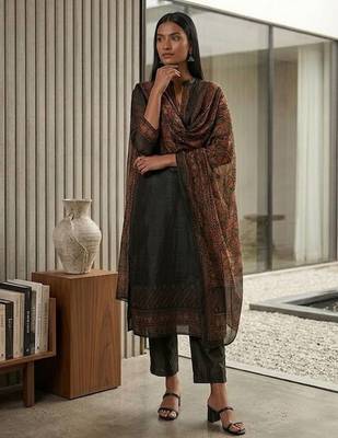 Women Geometric Printed Mandarin Collar Regular Kurta & Trousers With Dupatta 5