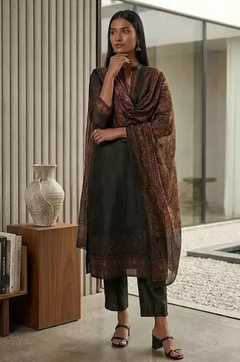 Women Geometric Printed Mandarin Collar Regular Kurta & Trousers With Dupatta