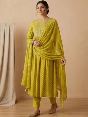 Women Printed Regular Thread Work Kurta with Trousers & With Dupatta 4