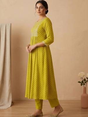 Women Printed Regular Thread Work Kurta with Trousers & With Dupatta 6