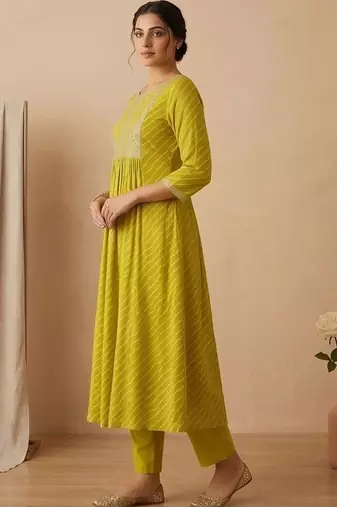 Women Printed Regular Thread Work Kurta with Trousers & With Dupatta
