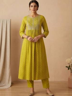 Women Printed Regular Thread Work Kurta with Trousers & With Dupatta 7