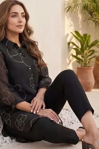 Women Floral Printed Regular Chanderi Silk Kurta with Trousers